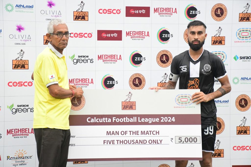 Tanmoy Ghosh of Mohammedan SC receiving Man of the Match award