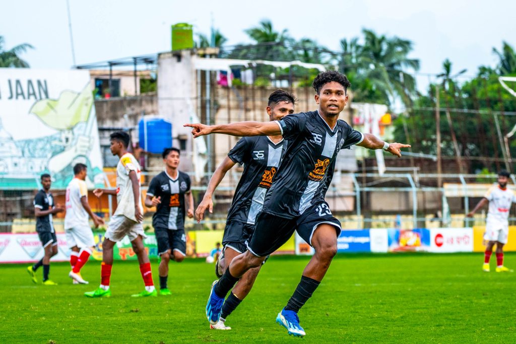 Bamiya Samad of Mohammedan SC celebrating after scoring from penalty against Diamond Harbour FC in CFL 2024