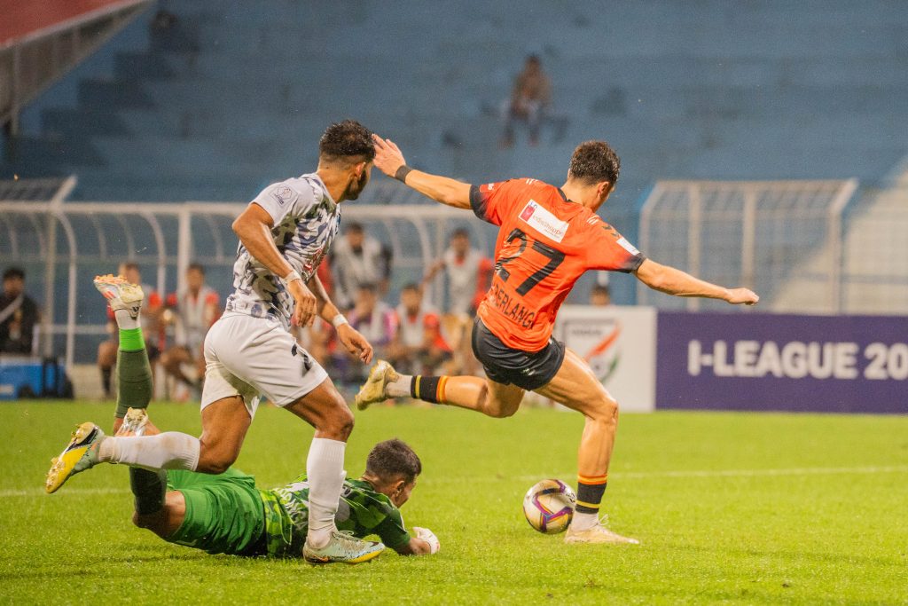 Berlanga of Inter Kashi taking goal scoring shot against Delhi FC