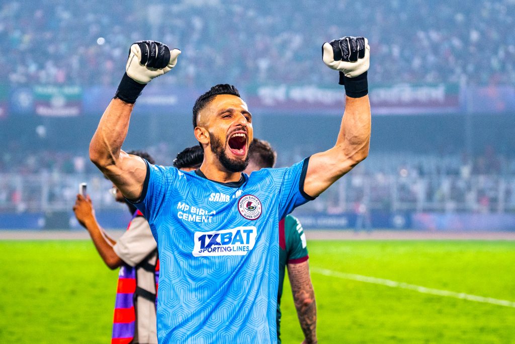 Vishal Kaith of Mohun Bagan SG, the wall in front of the net