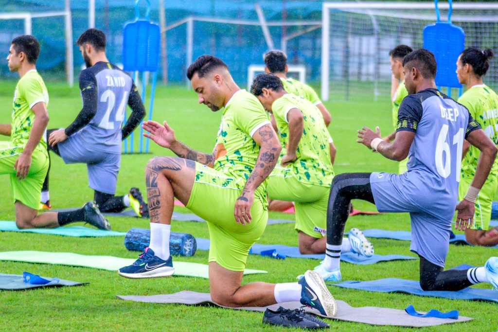 Robson Robinho joined practice with other Mohun Bagan SG players