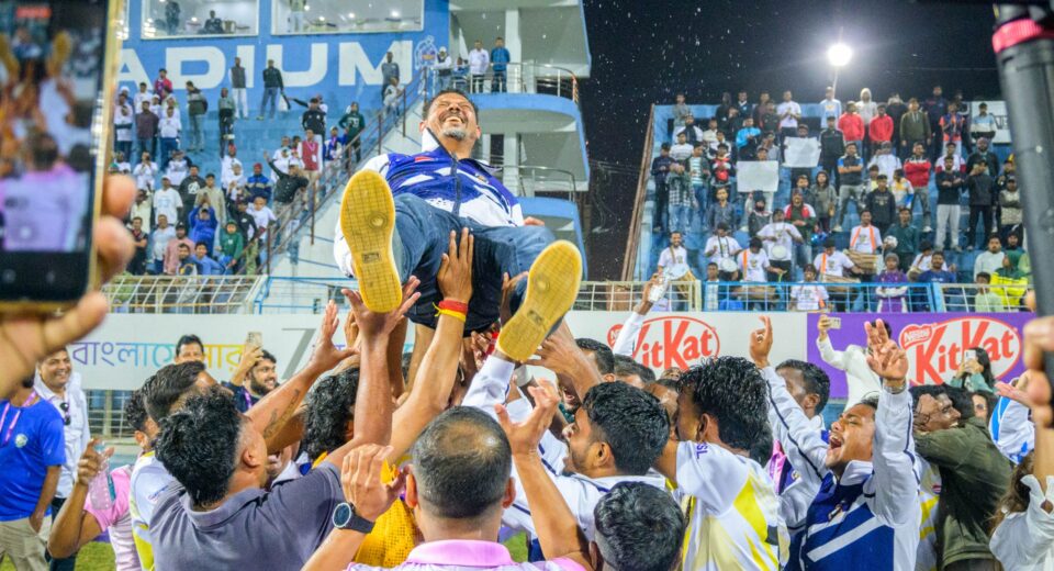 Ramirez Barreto on the shoulders of his team after becoming BSL Champion