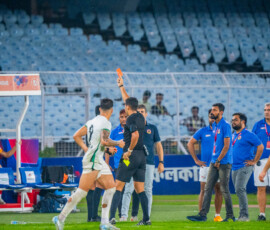 REFREE SHOWING RED CARD TO MAHESH NAOREM OF EAST BENGAL